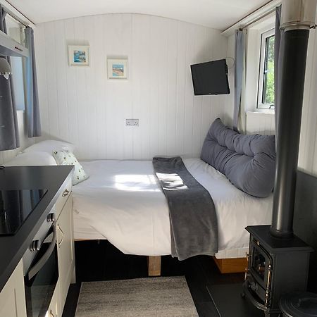 Tides Reach, Deluxe Shepherds Hut 1, 100M From The Beach Сент-Меррин Экстерьер фото