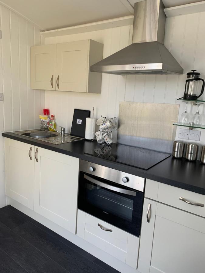 Tides Reach, Deluxe Shepherds Hut 1, 100M From The Beach Сент-Меррин Экстерьер фото