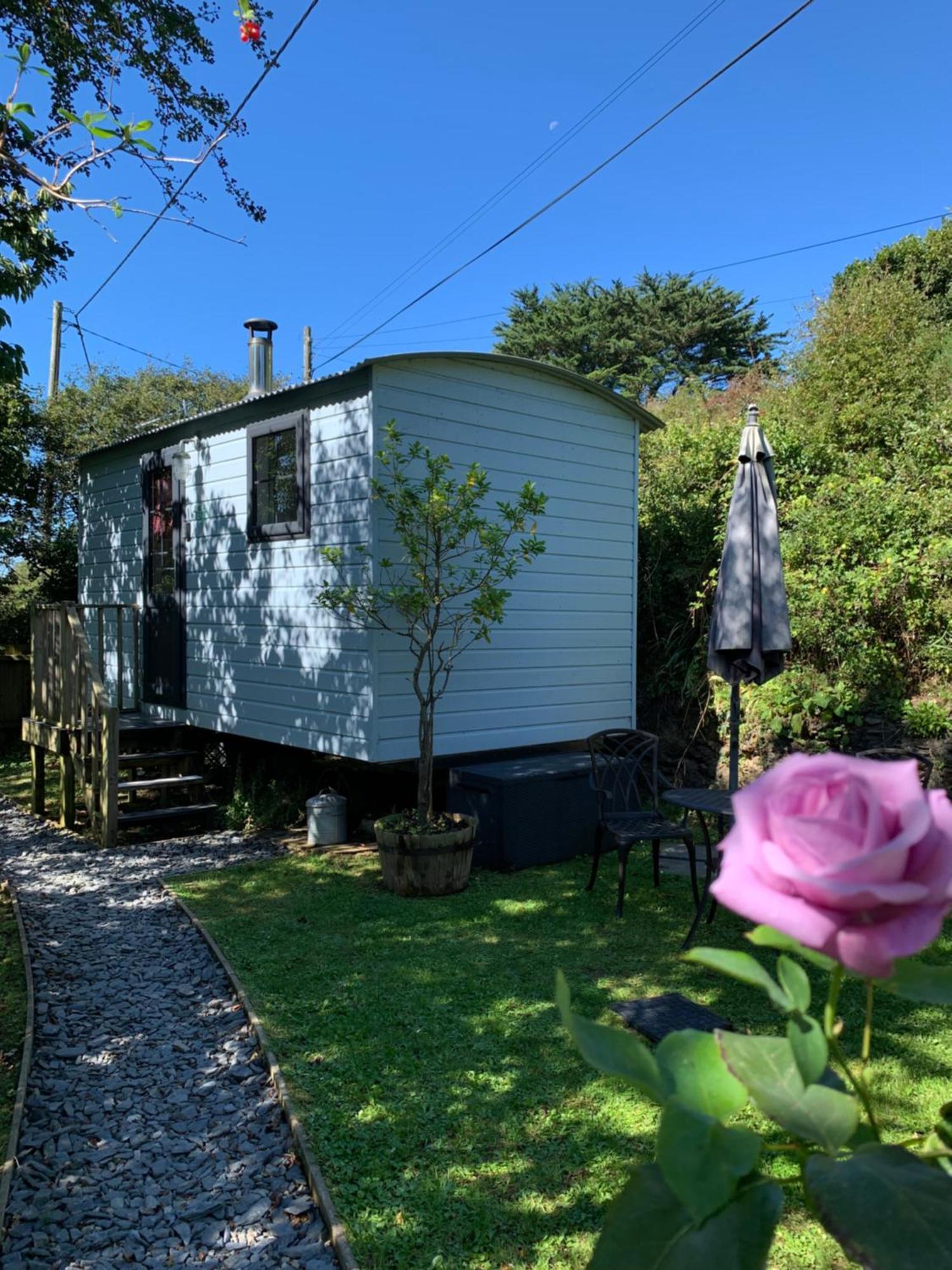 Tides Reach, Deluxe Shepherds Hut 1, 100M From The Beach Сент-Меррин Экстерьер фото