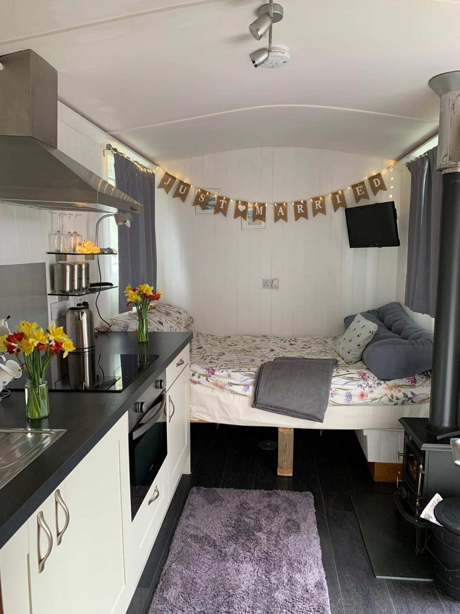 Tides Reach, Deluxe Shepherds Hut 1, 100M From The Beach Сент-Меррин Экстерьер фото